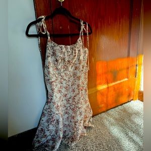 Cute summer mini dress! Adjustable tied straps, and zipper on the side. 🤍